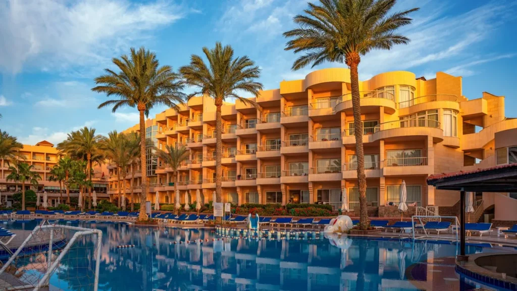 Zwembad met palmbomen bij een all-inclusiveresort in Hurghada aan de Rode Zee in Egypte