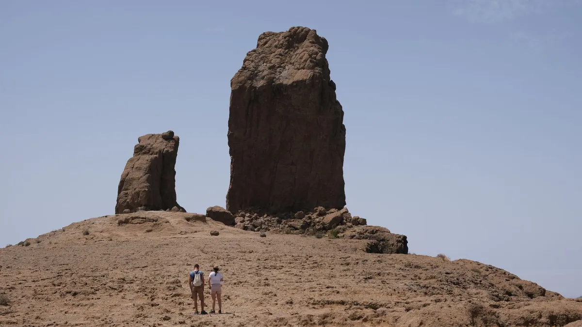 Wandelaars bij de rotspunt Roque Nublo in het bergachtige binnenland van Gran Canaria