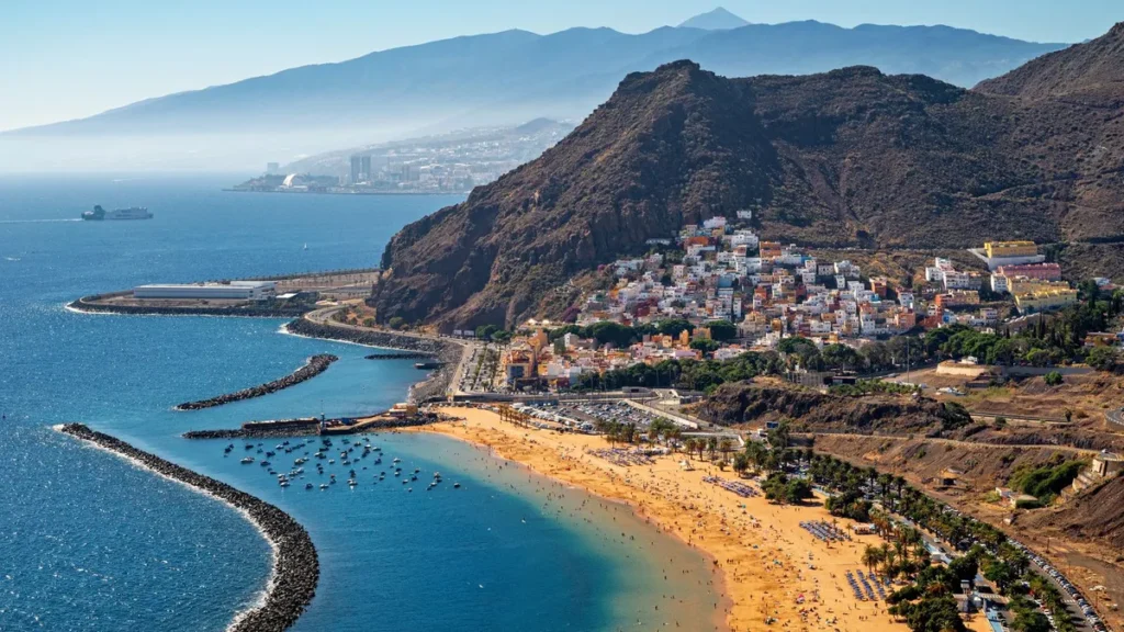 Luchtfoto van het gele strand Playa de las Teresitas op Tenerife met San Andrés en de bergen erachter