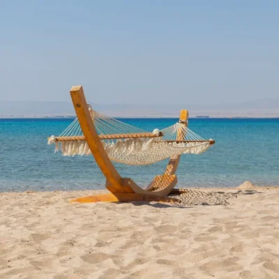 Hangmat op een zonnig zandstrand aan de helderblauwe Rode Zee bij Safaga in Egypte