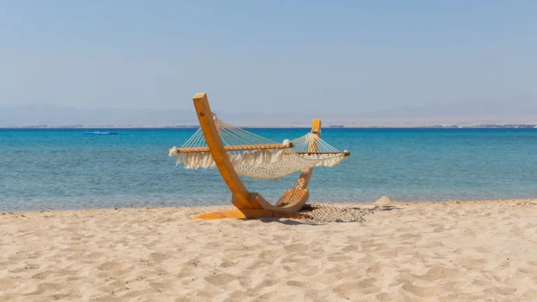 Hangmat op een zonnig zandstrand aan de helderblauwe Rode Zee bij Safaga in Egypte