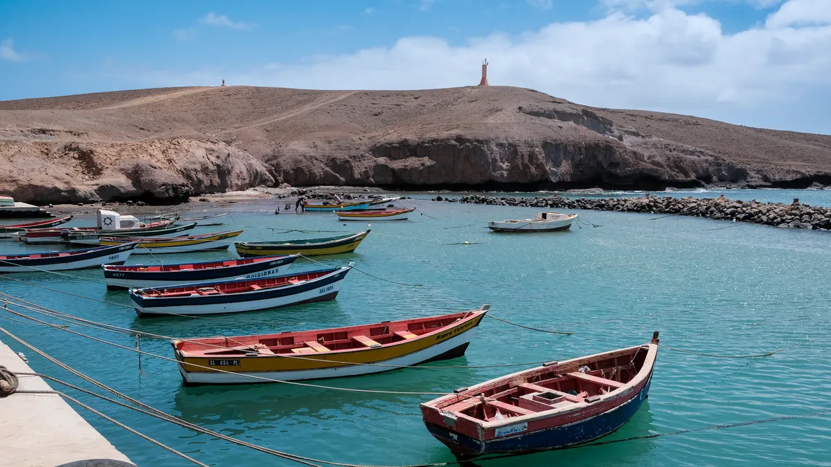 Kleurrijke vissersboten in de haven van Pedra Lume op het eiland Sal in Kaapverdië