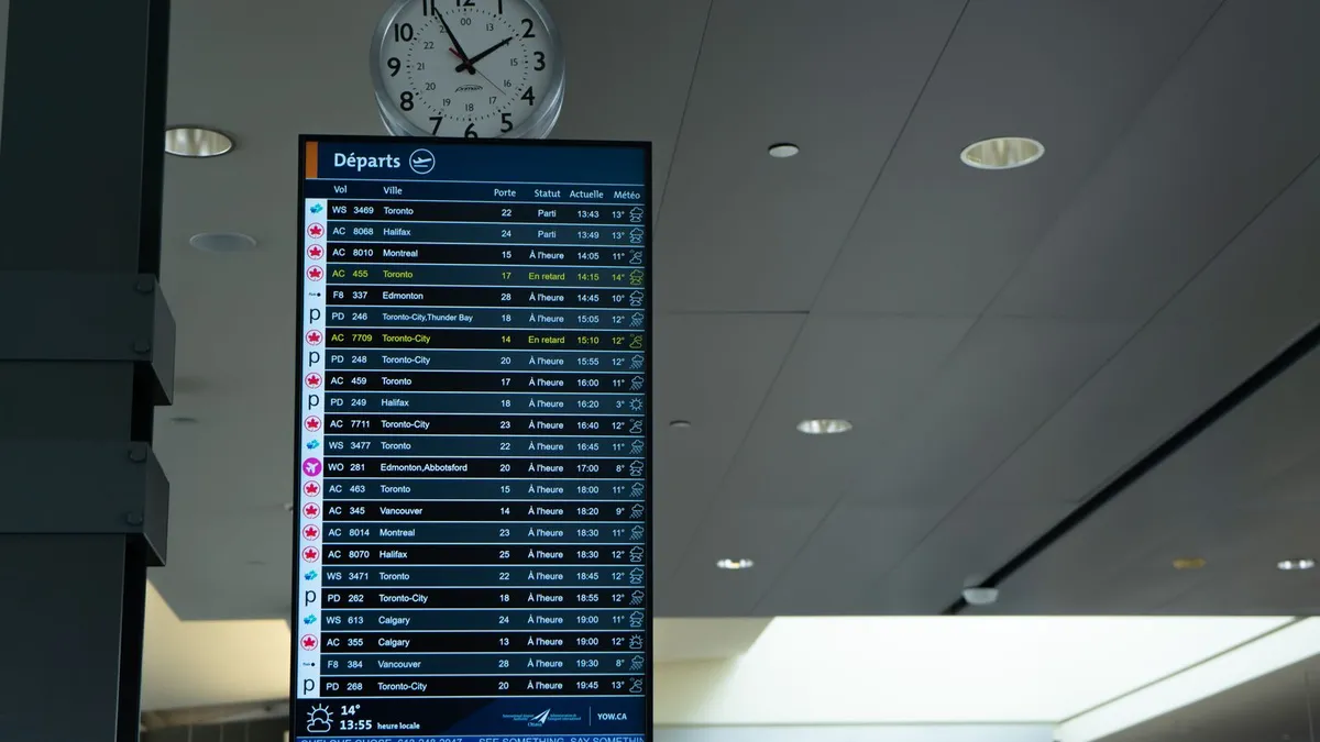 Vertrekbord met vluchttijden in een vertrekhal op een vliegveld