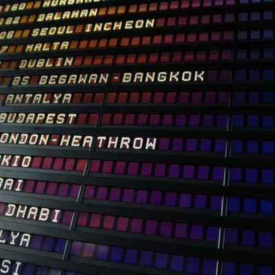 Vertrekbord op een vliegveld met vluchten naar bestemmingen als Antalya, Dubai en Malta