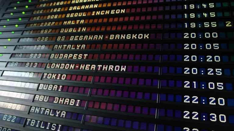 Vertrekbord op een vliegveld met vluchten naar bestemmingen als Antalya, Dubai en Malta